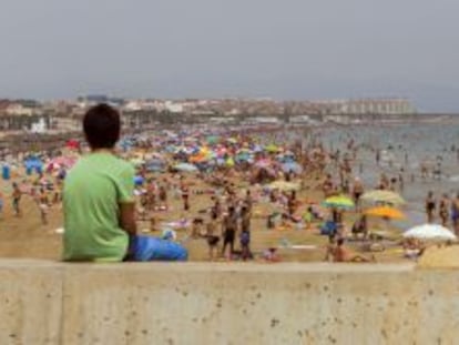 Miles de ba&ntilde;istas disfrutan en la playa de la Malvarrosa de Valencia. EFE/Archivo