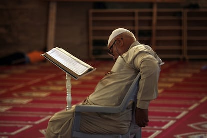 Un anciano palestino duerme mientras se realiza la lectura del Corán en la mezquita al-Omari de ciudad de gaza, Cisjordania.