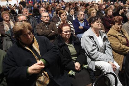 Asamblea de vecinos de L'Aldea afectados por el <i>corralito</i> de la cooperativa agrícola.