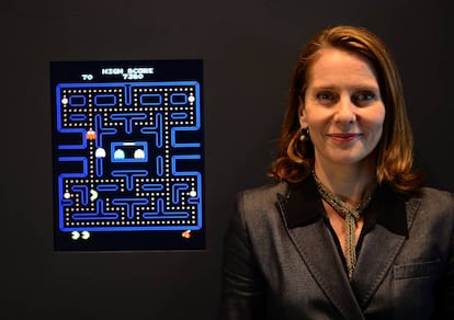 Paola Antonelli, conservadora de Arquitectura y diseño del Museum of Modern Art (MoMA) de Nueva York, junto a la pantalla en la que se expone Pac-Man (y se puede jugar) en el museo. |