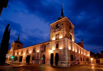 Sede de la Facultad de Filosofía y Letras de la Universidad de Alcalá de Henares, situada en la esquina de la calle Colegios.