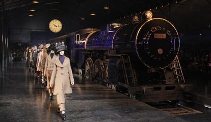 El desfile de Marc Jacobs para Louis Vuitton organizado ayer por la firma en una falsa estación de trenes, en la semana de la moda de París.