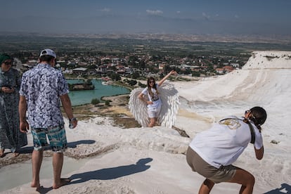 En 1988, Pamukkale se convirtió en Patrimonio de la Humanidad de la Unesco. Fue entonces cuando empezaron a llegar los cambios y restricciones. Se demolieron los hoteles, se prohibió la utilización de cualquier tipo de químicos en los travertinos y se impuso la prohibición de utilizar zapatos para andar por estas formaciones. La enorme cantidad de turistas que lo visitan deja gran cantidad de dinero en las arcas públicas.