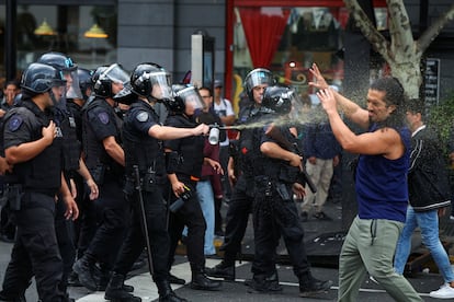 Manifestantes se enfrentan con las primeras líneas de la policía local. 