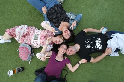 Cuatro jóvenes descansan entre concierto y concierto.