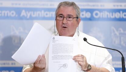 Monserrate Guillén, alcalde de Orihuela, de los Verdes, en una rueda de prensa.