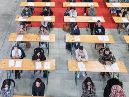 Imagen de la oposición para realizar las pruebas de acceso a Correos, el pasado  7 de mayo de 2023, en Silleda, Pontevedra, Galicia (España). César Arxina (Europa Press).