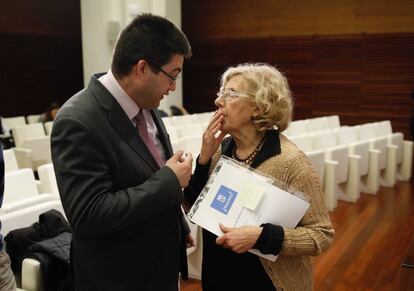 La alcaldesa de Madrid Manuela Carmena y el concejal de Hacienda Carlos S&aacute;nchez Mato antes de la presentaci&oacute;n de los presupuestos participativos del Ayuntamiento. 