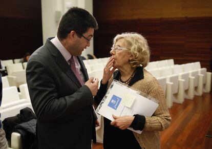 La alcaldesa de Madrid Manuela Carmena y el concejal de Hacienda Carlos Sánchez Mato antes de la presentación de los presupuestos participativos del Ayuntamiento.