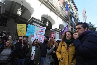 Concentración de protesta a las puertas del Samur Social.