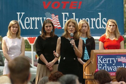 La hijas de los candidatos Kerry y Edwards y las de los dos antiguos presidentes John F. Kennedy y Bill Clinton y el vicepresidente Al Gore en un acto a favor de Kerry y Edwards celebrado el sábado en Florida. De izquierda a derecha, Karenna Gore Schiff, Cate Edwards, Carolina Kennedy, Chelsea Clinton y Vanesa Kerry.