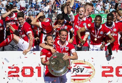 Guardado y De Jong con el trofeo de campeones.