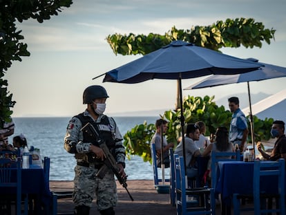 En una fotografía de diciembre de 2020, un elemento de la Guardia Nacional vigila el malecón de Puerto Vallarta (Jalisco).