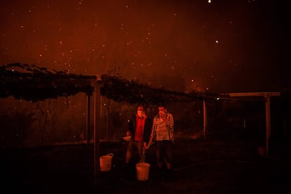 Os incêndios florestais foram dirigidos a Mação, um município perto da cidade de Santarém, onde as temperaturas devem chegar a 34 graus neste domingo. Na imagem, os vizinhos de Amendoa ajudam no trabalho de extinção.