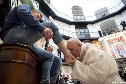 El Papa Francisco besa el pie de un recluso en la prisión de Regina Coeli durante la celebración del Jueves Santo en Roma (Italia), el 29 de marzo de 2018.
