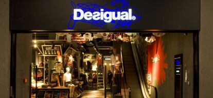 Entrada de una tienda de Desigual en Milán (Italia).