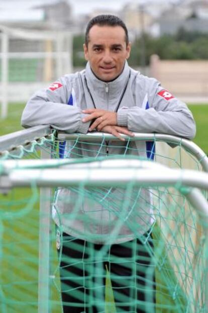 José Luis Oltra, en los campos de entrenamiento del Depor.