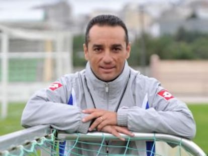 Jos&eacute; Luis Oltra, en los campos de entrenamiento del Depor.