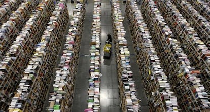 Uma funcionária trabalha no centro de distribuição da Amazon em Phoenix.