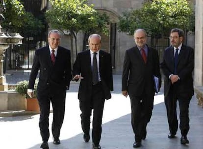 De izquierda a derecha, Isidre Fainé (La Caixa), José Montilla, presidente de la Generalitat, Antoni Castells, consejero de Economía, y Narcís Serra (Caixa Catalunya), en un acto el pasado año en Barcelona.