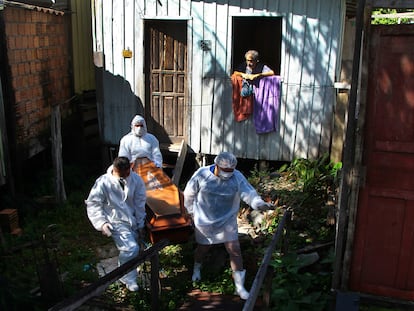 Empleados municipales recogen el cadáver de una nonagenaria fallecida por complicaciones de la covid en su casa de Manaos.