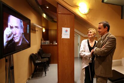 El presidente del Gobierno, José Luis Rodrígeuz Zapatero junto a su esposa Sonsoles Espinosa momentos antes de un mitín en el Palacio de Vistalegre, en Madrid. La pareja mira un vídeo promocional de la candidatura del líder socialista, en la que participaron Joan Manuel Serrat y otros artistas.