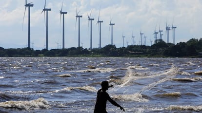 Parque eólico frente al Lago Cocibolca, al sur de Managua (Nicaragua). 