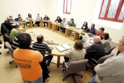Los representantes de las plataformas de afectados por las participaciones preferentes durante la reunión que han mantenido esta mañana en el Parlamento Gallego con los diputados de la Alternativa Galega de Esquerdas.