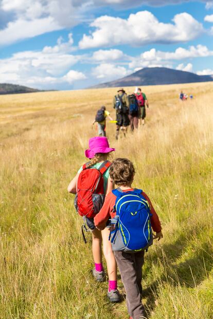 Extra colegios 06-03-22 Caucasian children walking in grassy field in remote landscape