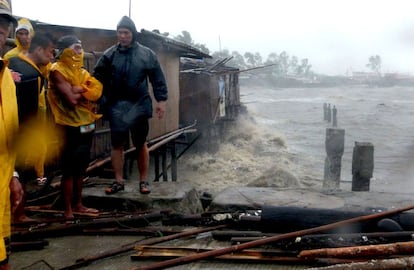 Un grupo de personas contempla la llegada del tifón Haiyan en la isla filipina de Bacalod, 8 de noviembre de 2013.