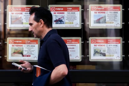 Un hombre camina frente a una oficina inmobiliaria en el distrito de Salamanca, Madrid.