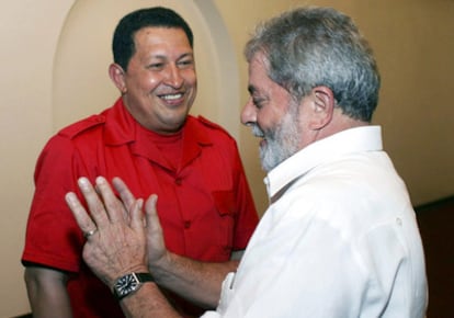 El presidente venezolano, Hugo Chávez, conversa con su homólogo brasileño, Luiz Inácio Lula da Silva, durante un encuentro celebrado en la ciudad amazónica de Manaus, Brasil, el 20 de septiembre de 2007.