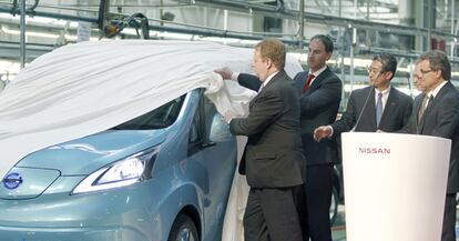 Andy Palmer, Frank Torres, Takao Katagiri, y Artur Mas, descubren la nueva furgoneta eléctrica de Nissan