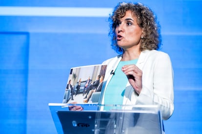 The PP candidate, Dolors Montserrat, shows a photograph of the meeting between Santos Cerdán (PSOE) and Puigdemont in Brussels, during the debate this Monday.