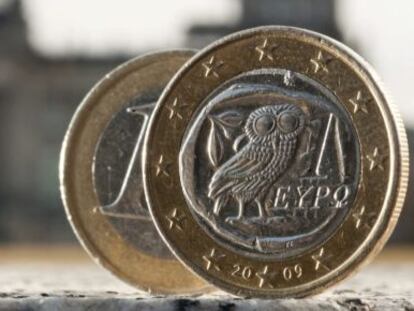 Dos monedas de euro, una de ellas acu&ntilde;ada en Grecia, fotografiadas delante del Bundestag en Berl&iacute;n (Alemania). 
