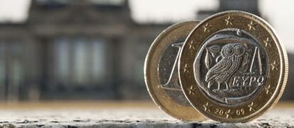 Dos monedas de euro, una de ellas acuñada en Grecia, fotografiadas delante del Bundestag en Berlín (Alemania).