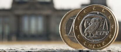 Dos monedas de euro, una de ellas acu&ntilde;ada en Grecia, fotografiadas delante del Bundestag en Berl&iacute;n (Alemania). 