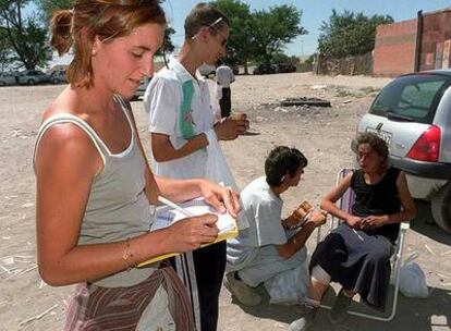 Juventud es sinómino de ONG, pero cada vez colaboran más jubilados. Arriba, jóvenes en una zona de drogas.