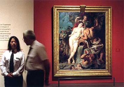 Dos vigilantes junto a <i>La alegoría de la Tierra y el Agua,</i> de Rubens, exhibida en Caixaforum.