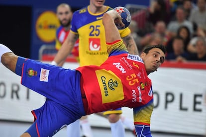 Adrian Figueras intenta un lanzamiento ante la selección sueca, en la final del Campeonato Europeo de Balonmano.