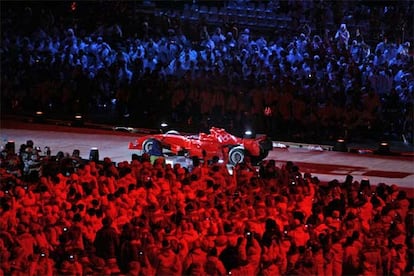 La ceremonia ha tenido un marcado sabor italiano. La modelo italiana Carla Bruni ha representado la moda, Luciano Pavarotti, las artes y un coche de Formula 1 de Ferrari, la industria automovilística,  tan representativa de la ciudad de Turín.