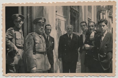 In the center, Adolfo Sanza Pastor, Alfonso's grandfather, accompanied by several police officers and personnel from the American Embassy, ​​at the doors of the mansion