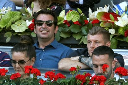 El presentador Arturo Valls (izquierda), junto al centrocampista alemán del Real Madrid Toni Kroos, en el partido de cuartos de final.