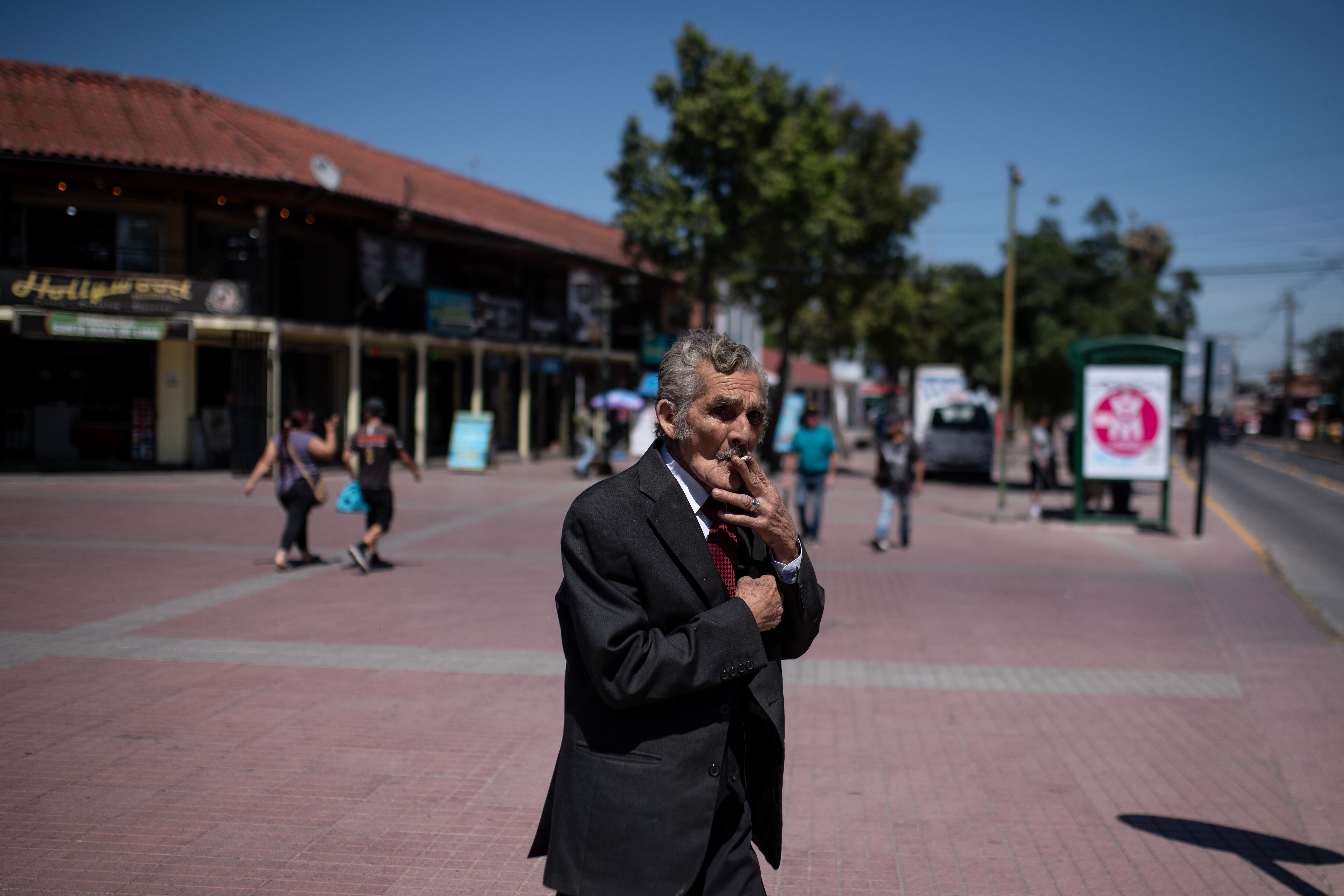 Un hombre en las calles de la Pintana, Santiago, en noviembre de 2025.