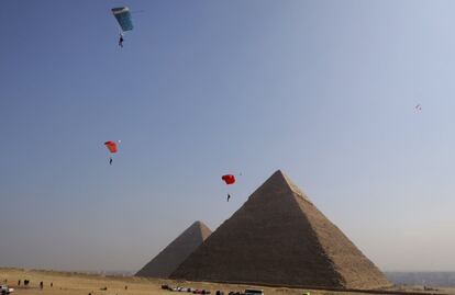 Pilotos de paramotor sobrevuelan las pirámides de Guiza durante los 'Egypt Air Games 2019', este martes, en Egipto. Los 'Egypt Air Games 2019' se celebran del 18 al 19 de febrero.
