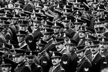 Un grupo de oficiales argentinos escucha un discurso durante un acto oficial por el día del Ejército, en 1981.