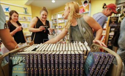 Compradores recogen ejemplares a la venta de 'Ve y pon un centinela' en una librería estadounidense.