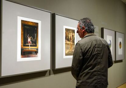 Un visitante observa cuadros de la nueva exposición que ofrece el Museo Bellas artes de Bilbao.