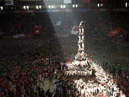 El 2de7 amb folre i manilles dels Castellers de Sants.