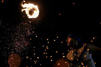 Un indígena mexicano durante la prueba conocida como La Batalla, parecido al hockey pero donde se juega con una pelota de fuego, el 26 de octubre de 2015.